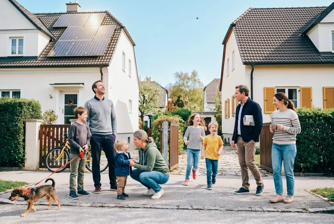 Nachbarn unterhalten sich vor ihren Häusern
