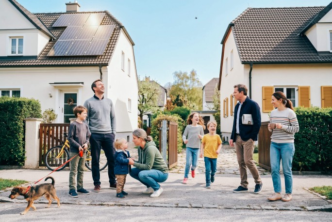 Nachbarn unterhalten sich vor ihren Häusern