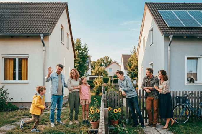 Nachbarn unterhalten sich vor ihren Häusern