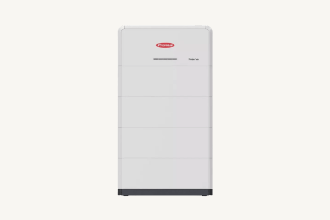 Fronius Reserva Batteriespeicher – weißes modulares Speichergehäuse mit LED-Statusanzeige auf neutralem Hintergrund